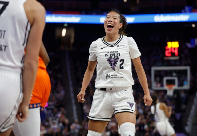 Kaitlyn Chen (2), da Golden State Valkyies no segundo trimestre do Chase Center em São Francisco, Califórnia, no domingo, 22 de junho de 2025, um tiro contra o Olivia Nelson -ODA (10) de Connecticut Sun. (NHAT V. Meyer/Bay Area News Group).