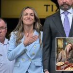 Karen leu o abandono do tribunal após um julgamento imutável.