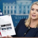 A secretária de imprensa Karoline Leavitt mantém um artigo mostrando títulos diferentes da BBC durante uma conferência de imprensa nesta semana
