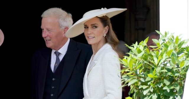 A princesa Kate parece branca radiante enquanto o pedido do serviço da liga frequenta