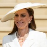 Kate Middleton sorri enquanto chega anualmente juntos no Natal Carol Service