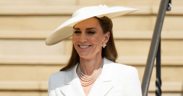 Kate Middleton sorri enquanto chega anualmente juntos no Natal Carol Service