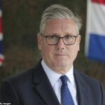 Keir Starmer estava enfrentando uma ameaça humilhante à sua autoridade na noite passada, enquanto a revolta dos benefícios do trabalho continuou a crescer