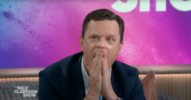 Kelly Clarkson surpreende Willie Geist com uma explosão sentimental de seu passado

