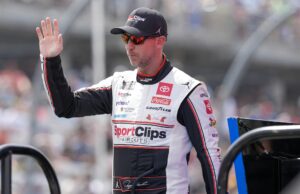 Kevin Harvick dá uma mensagem clara aos rivais da NASCAR de Denny Hamlin Kevin Harvick dá uma mensagem clara aos rivais da NASCAR de Denny Hamlin