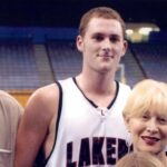 Kevin Love estende uma homenagem do coral ao membro do Beach Boys, Brian Wilson