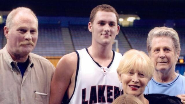 Kevin Love estende uma homenagem do coral ao membro do Beach Boys, Brian Wilson

