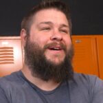 Kevin Owens se lembra da cadeira do antigo campeão da WWE da risada