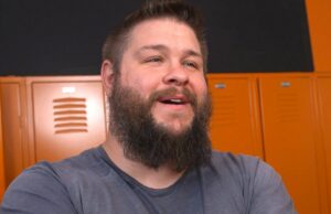 Kevin Owens se lembra da cadeira do antigo campeão da WWE da risada Kevin Owens se lembra da cadeira do antigo campeão da WWE da risada