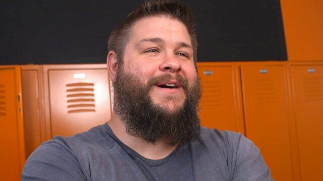 Kevin Owens se lembra da cadeira do antigo campeão da WWE da risada

