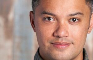 Kikau Alvaro se esforça para iniciar o “trabalho dos sonhos” no teatro infantil Kikau Alvaro se esforça para iniciar o "trabalho dos sonhos" no teatro infantil