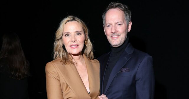 Kim Cattrall oferece uma rara visão de romance com 'rebelde' bf russell

