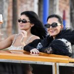 É seguro dizer que Kylie Jenner definitivamente gostou do casamento de Jeff Bezo com Lauren Sanchez neste fim de semana; Foto sábado