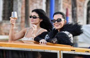 Kylie Jenner prestou homenagem a ‘uma vibração’ no casamento de Bezos-Sanchez quando celebra nypties com um ‘vá para vidro de vidro’ É seguro dizer que Kylie Jenner definitivamente gostou do casamento de Jeff Bezo com Lauren Sanchez neste fim de semana; Foto sábado