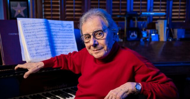 Lalo Schifrin, compositor de prêmio para o tema 'Missão: Impossível', morre em 93

