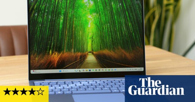 Laptop de superfície 13 em revisão: Machine Windows 11 mais barata e compacta da Microsoft

