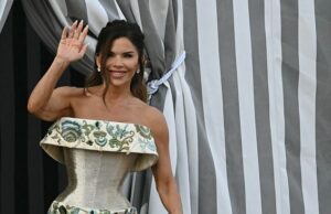 Lauren Sanchez é mostrada em espartilho assustador e justo com Jeff Bezos para a festa de casamento de Stjärnpäck de Veneza Lauren Sanchez saiu em um espartilho estreito assustador enquanto continua comemorações de casamento em Veneza com seu marido Jeff Bezos e muitos de seus amigos de celebridades