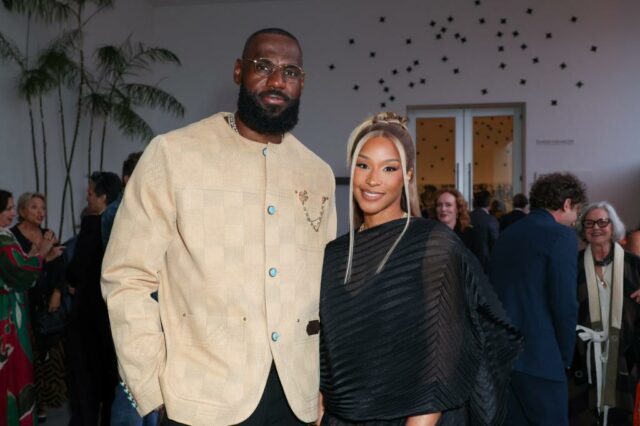 LeBron James, Savannah James durante a 20ª gala anual do Hammer Museum no jardim do Hammer Museum em 17 de maio de 2025 em Los Angeles, Califórnia. 