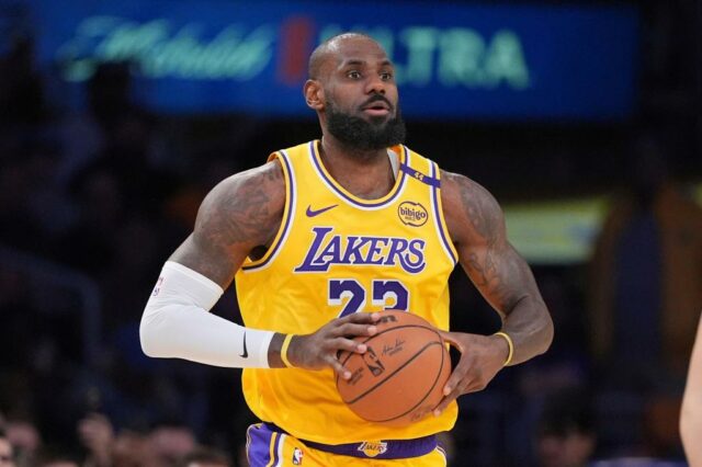 LeBron James optou oficialmente por uma 23ª temporada, ganhará US $ 52,6 milhões em 2025-26, diz a AP Source, diz AP Source


