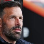 Leicester parte de caminhos com a cabeça Van Nistelrooy