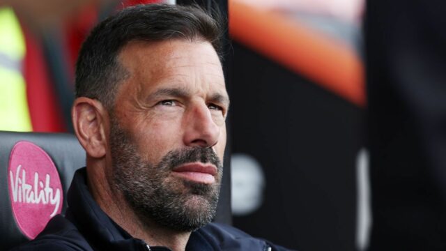 Leicester parte de caminhos com a cabeça Van Nistelrooy

