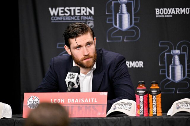 McDavid e Draisaitl não conseguiram gerenciar os Oilers que passam pela Flórida no jogo 3 - Fonte: Imagen