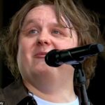 Lewis Capaldi faz retornar emocional à cena de Glastonbury após hiato de carreira dois anos depois que a batalha de Tourette o deixou incapaz de terminar seu set no festival