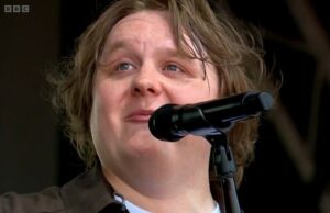 Lewis Capaldi faz retornar emocional à cena de Glastonbury após hiato de carreira dois anos depois que a batalha de Tourette o deixou incapaz de terminar seu set no festival Lewis Capaldi faz retornar emocional à cena de Glastonbury após hiato de carreira dois anos depois que a batalha de Tourette o deixou incapaz de terminar seu set no festival