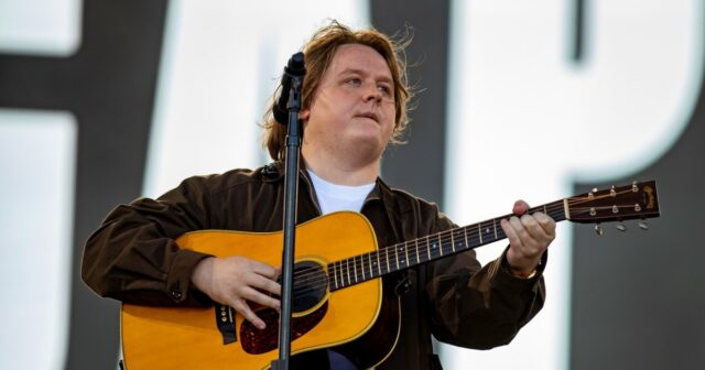 GetTyimages-22222476815 Lewis Capaldi faz com que a música retorne 2 anos depois de se afastar dos problemas de saúde