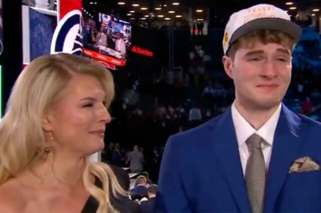 Liam Mcney em lágrimas com a mãe Ashley no momento emocional do draft de 2025 da NBA


