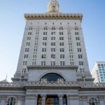 O Conselho da Cidade de Oakland, Janani Ramacandran, fala sobre as mudanças domésticas propostas em um pódio nos palcos em frente à prefeitura, juntamente com os membros da co -população Zac Unger, à direita, Charlene Wang, extrema esquerda e Rowena Brown. (Shomik Mukherjee/Bay Area News Group)