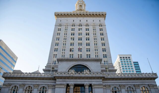 O Conselho da Cidade de Oakland, Janani Ramacandran, fala sobre as mudanças domésticas propostas em um pódio nos palcos em frente à prefeitura, juntamente com os membros da co -população Zac Unger, à direita, Charlene Wang, extrema esquerda e Rowena Brown. (Shomik Mukherjee/Bay Area News Group)