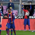 Lionel Boys Club Messi Sanci, crianças de 9 anos, sobre uma foto com um jogador do time rival