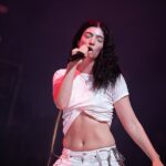O ícone da música Lorde, 28 anos, teria se tornado público com seu novo romance com os discos de música Jim E-Stack quando eles fizeram festas em Glastonbury (foto na sexta-feira em Glastonbury)