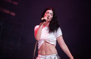 Lorde ‘fica público com um novo homem em Glastonbury’ depois de jogar surpresa – porque seu ex faz uma varredura selvagem O ícone da música Lorde, 28 anos, teria se tornado público com seu novo romance com os discos de música Jim E-Stack quando eles fizeram festas em Glastonbury (foto na sexta-feira em Glastonbury)