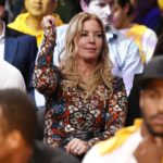 Arquivo - O presidente da Los Angeles Lakers, Jeanie Buss, 29 de outubro de 2013, se junta ao jogo de basquete da NBA entre Lakers e Los Angeles Clippers em Los Angeles.