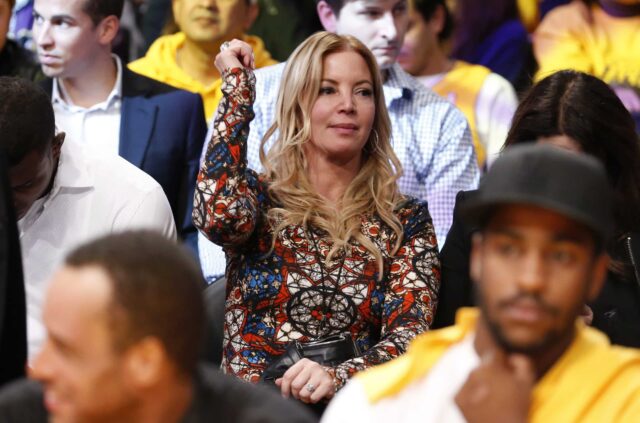 Arquivo - O presidente da Los Angeles Lakers, Jeanie Buss, 29 de outubro de 2013, se junta ao jogo de basquete da NBA entre Lakers e Los Angeles Clippers em Los Angeles.