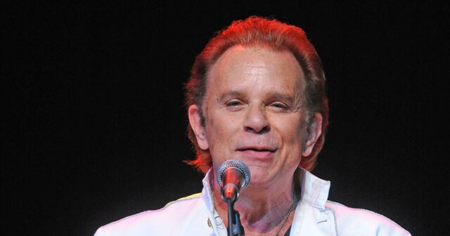 Lou Christie, cantor e compositor que atingiu o número 1 com 'Lightnin' Strikes ', morre aos 82

