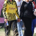 Louis Tomlinson, 33, e Zara McDermott, 28, colocaram uma tela amada enquanto caminhavam de mãos dadas pela fazenda digna quando o festival de Glastonbury começou na quinta -feira