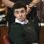 Luigi Mangione aparece no Tribunal de Manhattan em fevereiro de 2025 por acusações de assassinato
