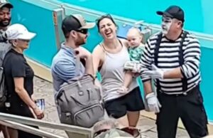MIME publicamente envergonha seu pai antes de sua esposa carregar um filho e uma bolsa pesada no SeaWorld: “Parenting Parenting” MIME publicamente envergonha seu pai antes de sua esposa carregar um filho e uma bolsa pesada no SeaWorld: "Parenting Parenting"