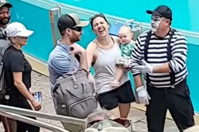 MIME publicamente envergonha seu pai antes de sua esposa carregar um filho e uma bolsa pesada no SeaWorld: "Parenting Parenting"

