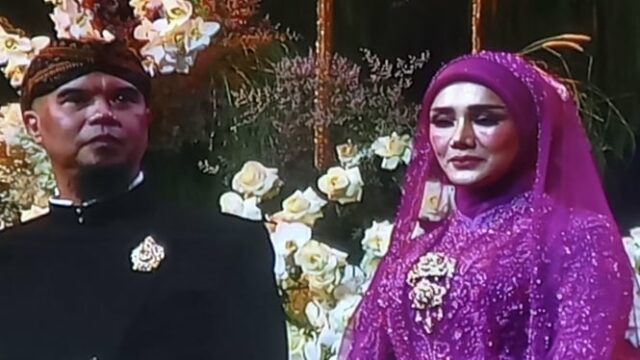 Maia Estinhada estava ausente, Mulan Jameela acompanhou Ahmad Dhani no Hall de Nguduh a Ghazali -in -law

