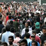 Grandes multidões se reuniram antes do desfile em Bengaluru antes de um selo assustador