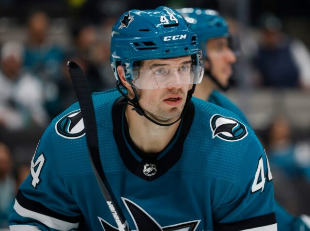 Marc-Edouard Vlasic foi definido para renúncia para os fins da compra do contrato

