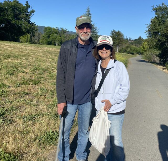 Marido e mulher Clean Los Gatos Creek Trail em caminhadas diárias

