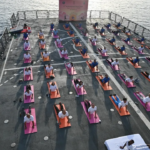 Marinha da Marinha Indiana 11 Internacional de Yoga Internacional na Terra e Mar