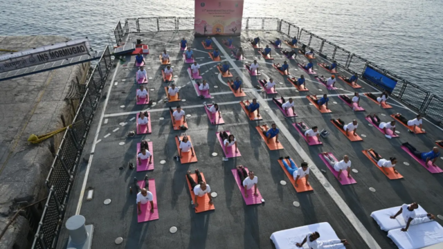 Marinha da Marinha Indiana 11 Internacional de Yoga Internacional na Terra e Mar

