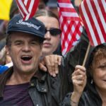 West Palm Beach, Flórida - 14. Junho: Os funcionários de Sheriffer de Palm Beach mantêm manifestantes para atravessar a ponte na casa Mar -Lago do presidente Donald Trump durante uma