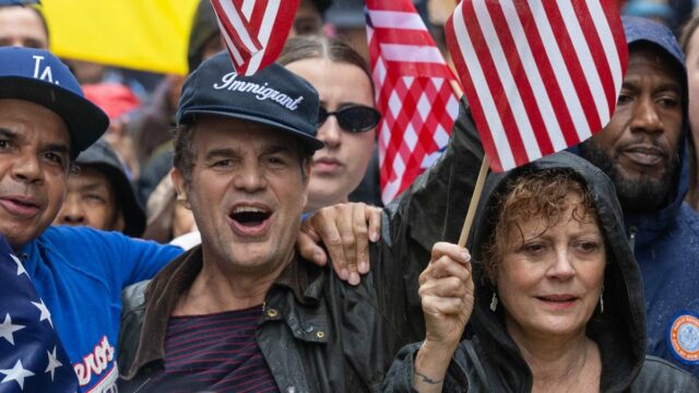 West Palm Beach, Flórida - 14. Junho: Os funcionários de Sheriffer de Palm Beach mantêm manifestantes para atravessar a ponte na casa Mar -Lago do presidente Donald Trump durante uma 